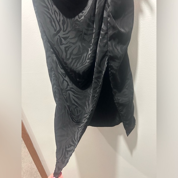 NEW LOOK size 4 silky little black mini dress, side hem slit, 1/4 zip back - Picture 2 of 9